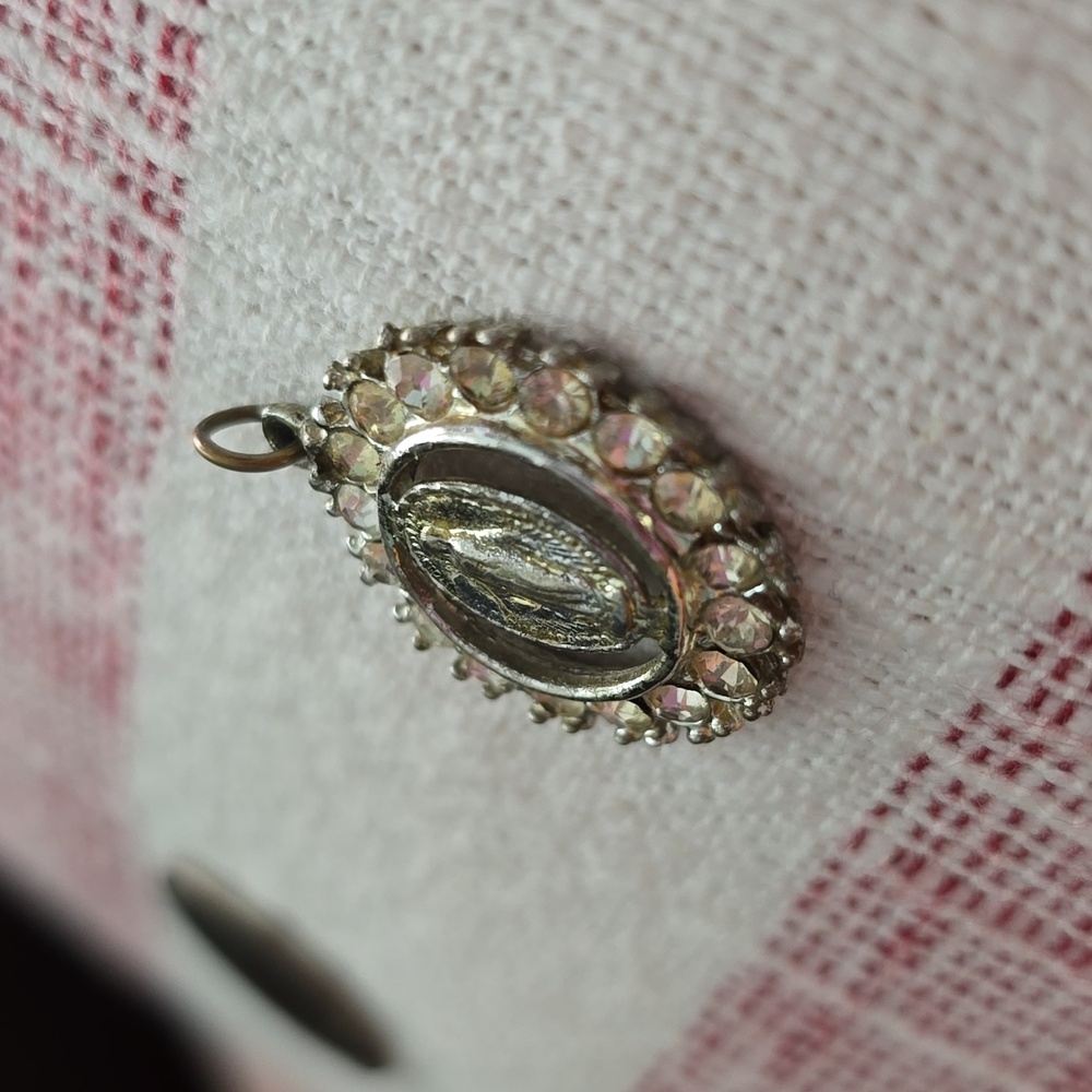 Vintage Catholic Miraculous Medal Pendant - GUC - Picture 3 of 5